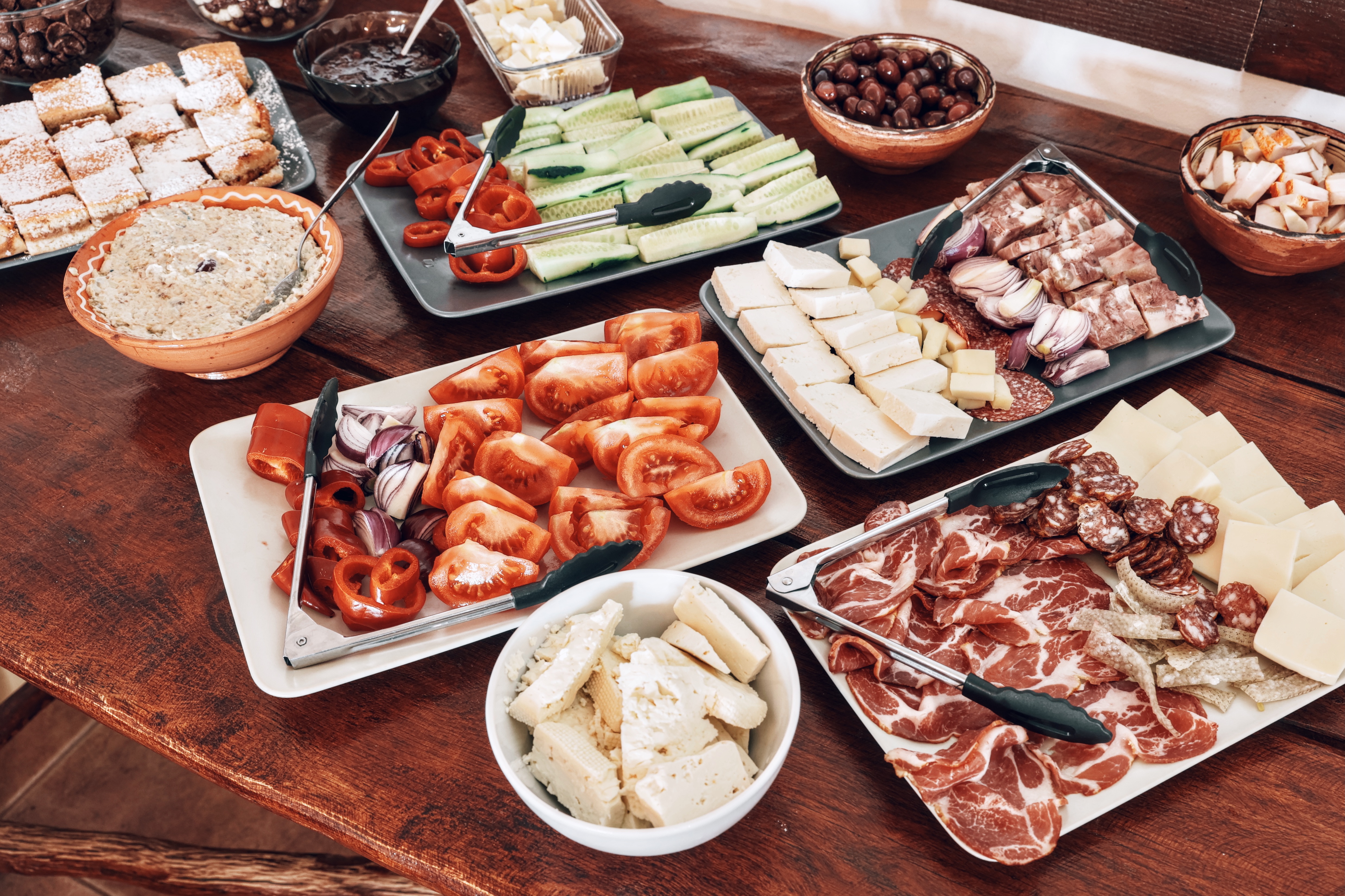 Bucătărie utilată complet, preparate locale / Fully equipped kitchen, local cuisine